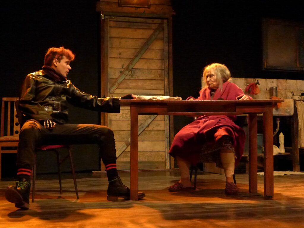 caracteristicas de la escenografia en el teatro alternativo