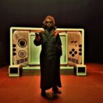 como influye el lugar en el desarrollo teatral