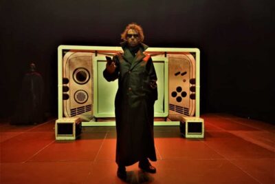 como influye el lugar en el desarrollo teatral