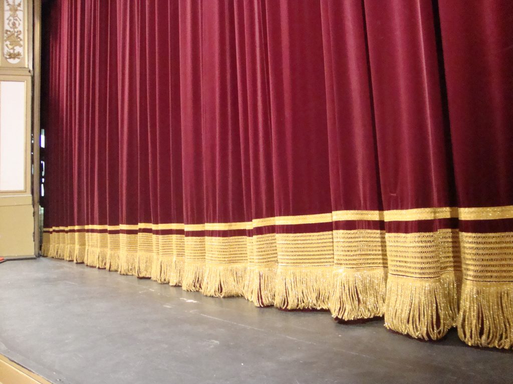 como influye la cultura en la actuacion teatral