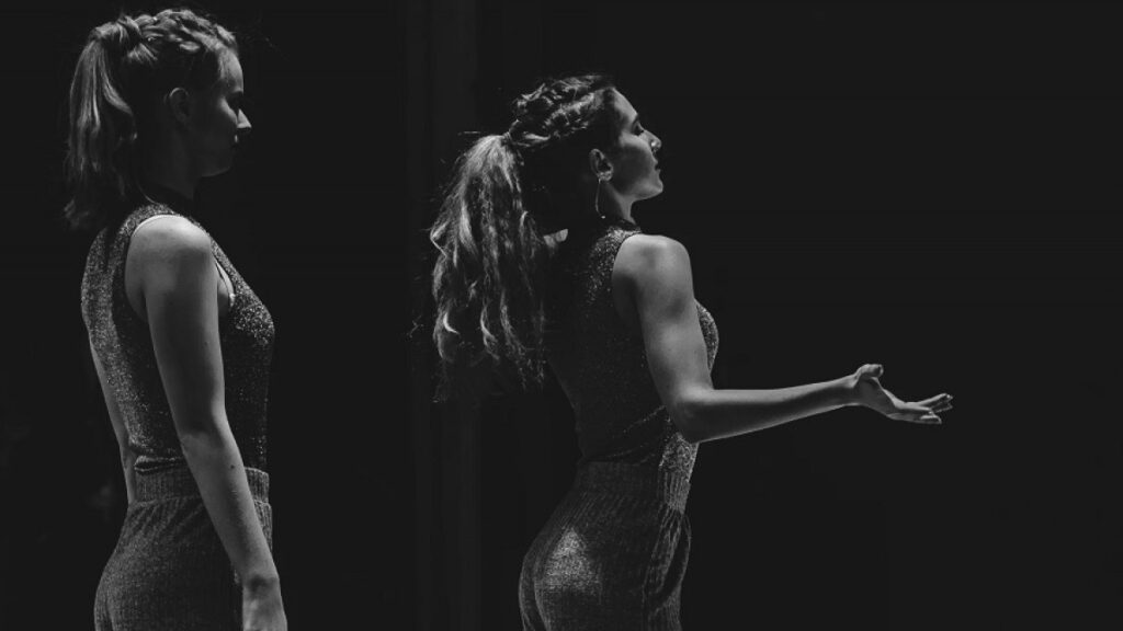 como las tradiciones influyen en el teatro actual