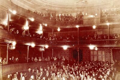 como se aborda el tema de la salud en el teatro