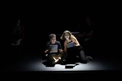 como se aborda la politica en el teatro contemporaneo