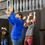 como se exploraban las relaciones de poder en el teatro