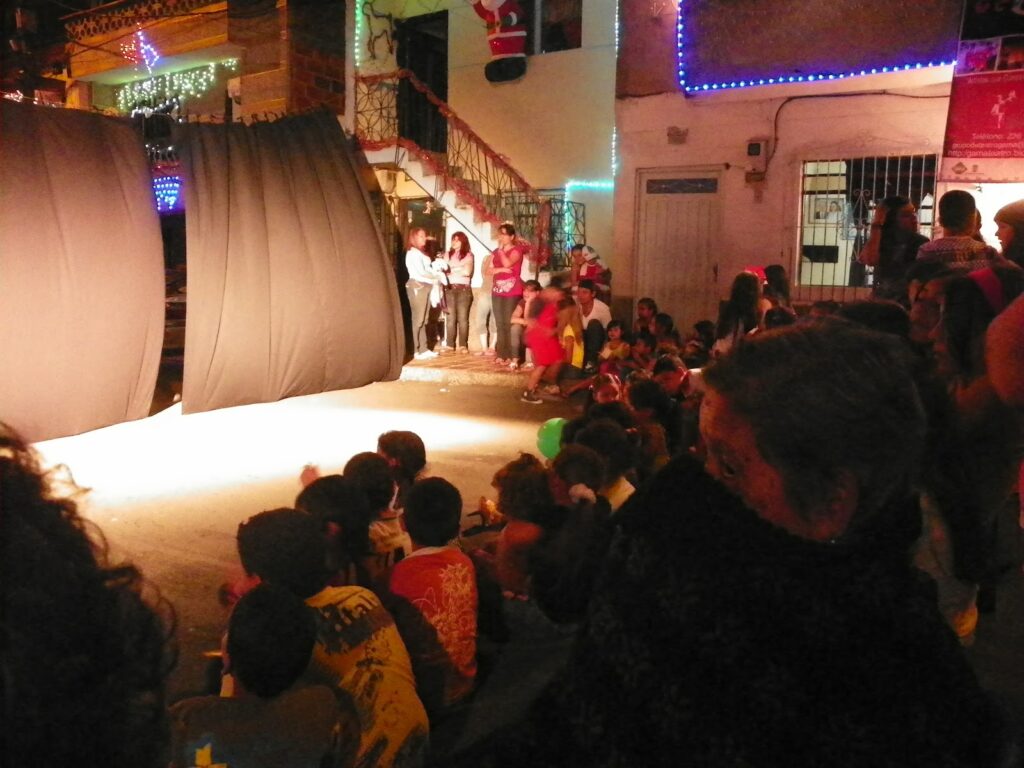 como se realiza una escenografia para teatro callejero