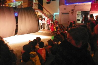 como se realiza una escenografia para teatro callejero
