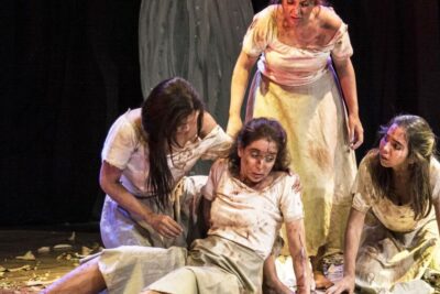 como se refleja la guerra en las obras teatrales