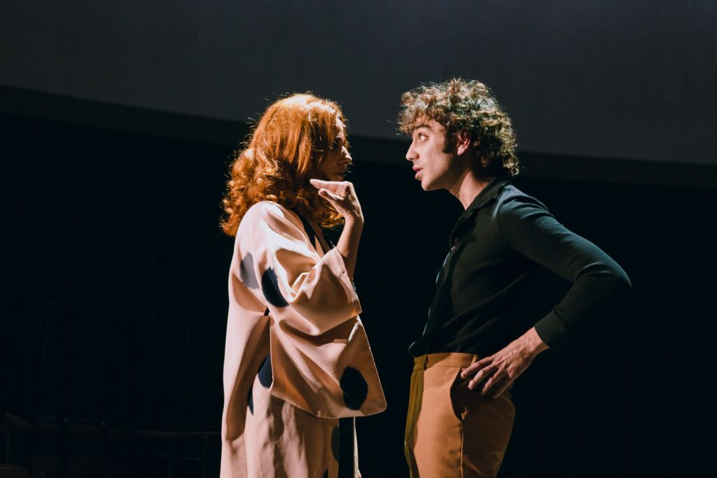 como se refleja la sociedad en el teatro realista