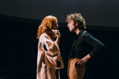 como se refleja la sociedad en el teatro realista