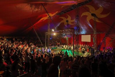 comparacion de festivales teatrales en diversas culturas