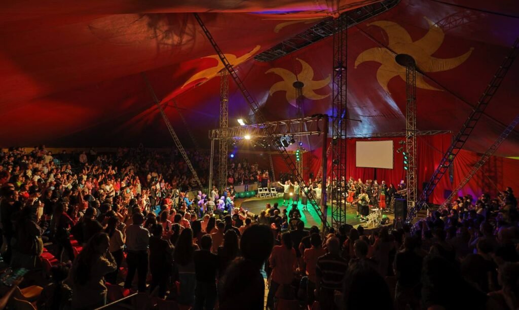 comparacion de festivales teatrales en diversas culturas