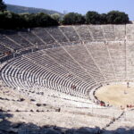 construccion de los primeros teatros en la antiguedad un analisis