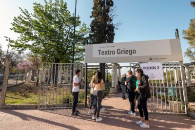 cual era la arquitectura tipica de un teatro griego