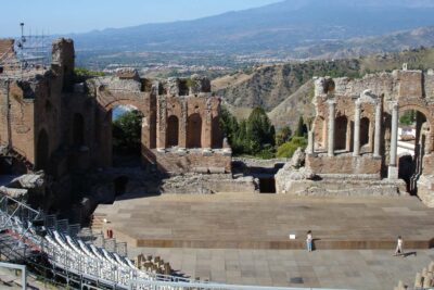 cual es la importancia de la satira en el teatro griego