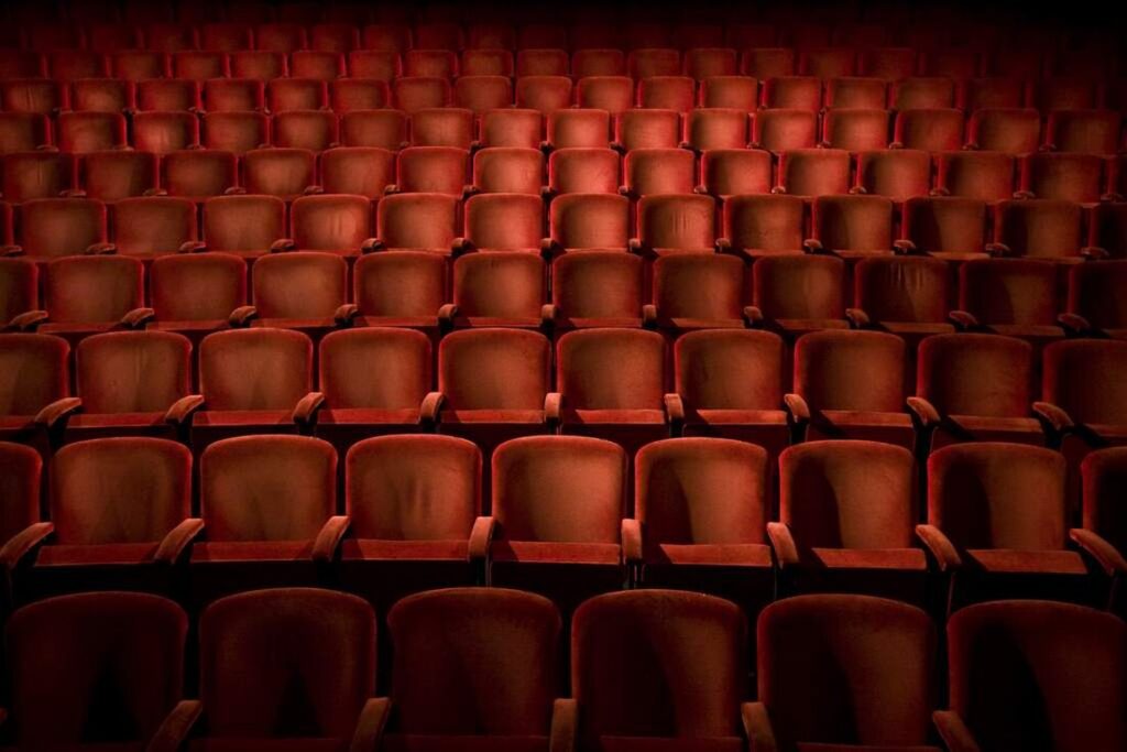 cual fue la evolucion del teatro en la baja edad media