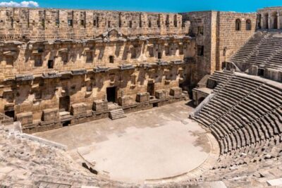 cual fue la relacion entre teatro y educacion en roma