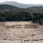 cuales son las caracteristicas del teatro griego antiguo