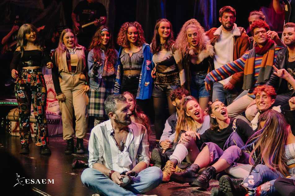 el teatro como medio de autoexpresion en las vanguardias