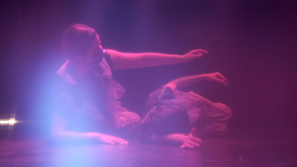 elementos entrelazados de comedia y tragedia en el teatro
