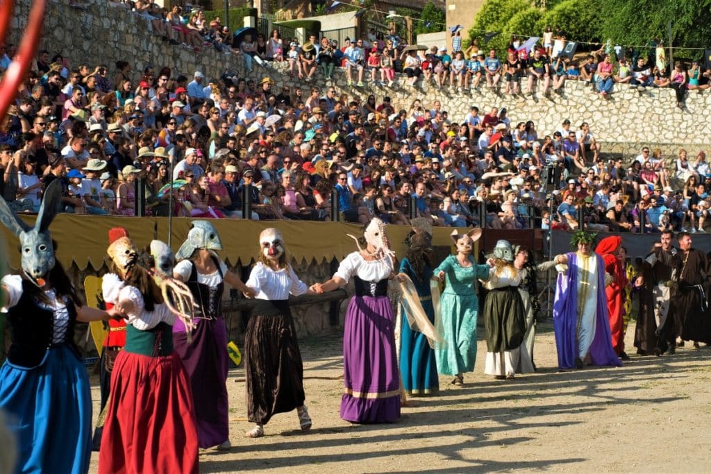 festividades medievales con representaciones teatrales destacadas