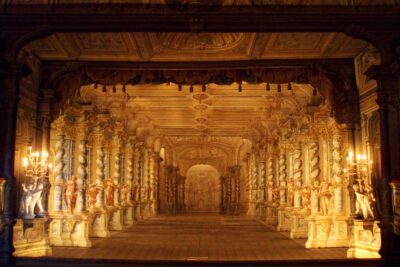 historia del teatro origenes y evolucion en la antiguedad