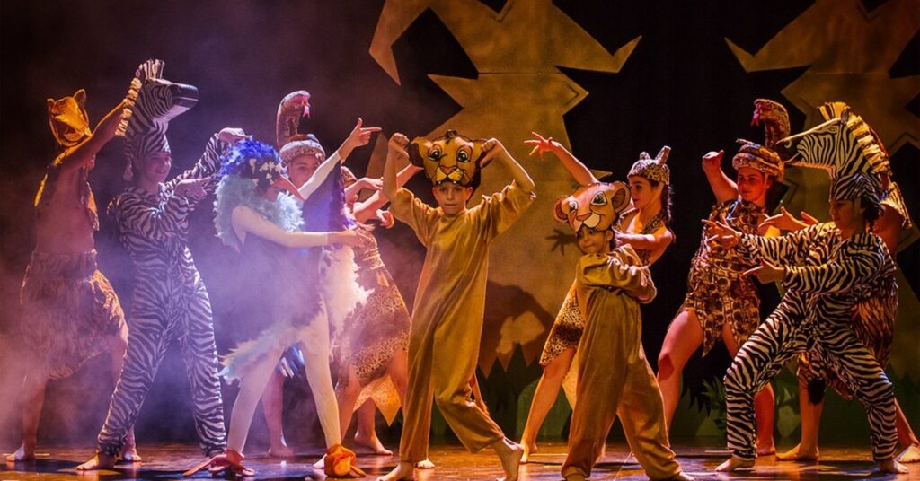 influencia de adaptaciones teatrales modernas en el teatro actual