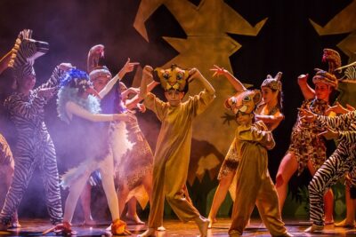 influencia de adaptaciones teatrales modernas en el teatro actual