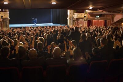 innovaciones en iluminacion del teatro clasico y su impacto hoy