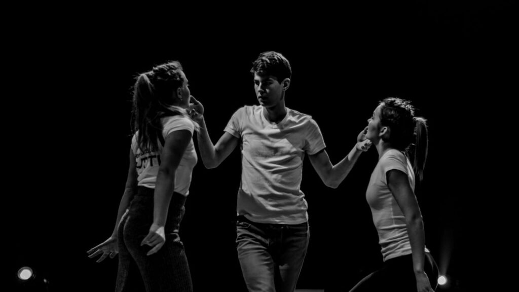 la relacion entre el teatro y la educacion social