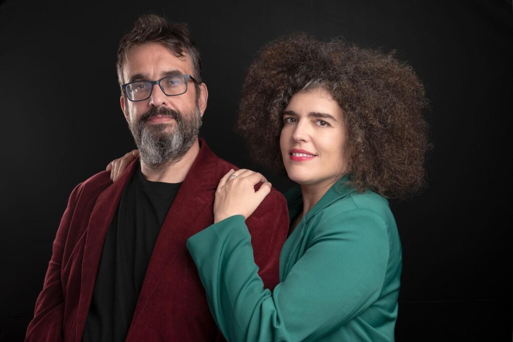 la satira en el teatro politico y su impacto en la sociedad