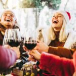 que ambiente crea el hombre que vino a cenar