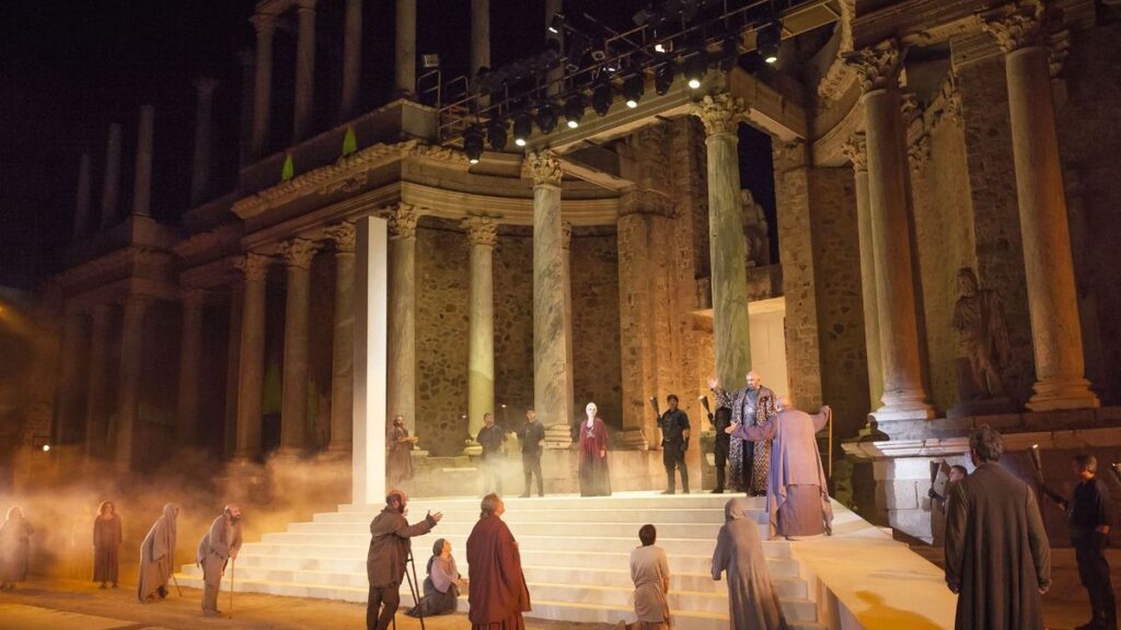 Qué características distingue al teatro romano 5 que caracteristicas distingue al teatro romano