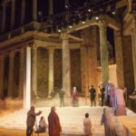 que caracteristicas distingue al teatro romano