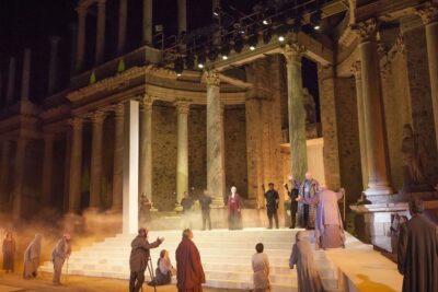 que caracteristicas distingue al teatro romano