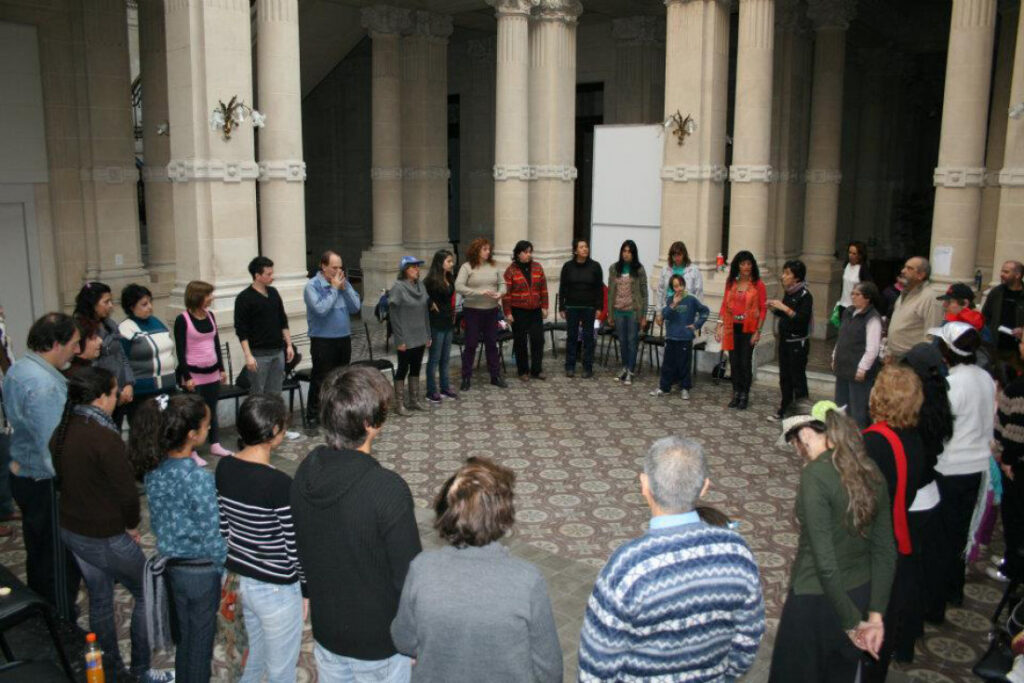 Qué características tiene el teatro comunitario 8 que caracteristicas tiene el teatro comunitario