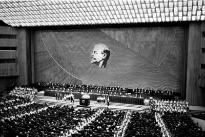 que conexiones existian entre el teatro y la politica