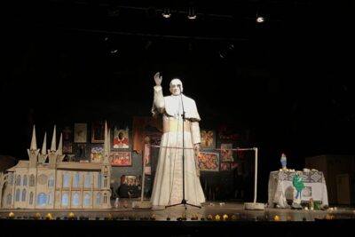 que influencias tuvo la religion en el teatro medieval