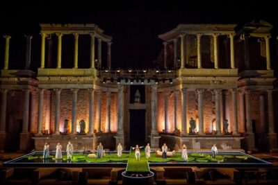 que lugar ocupaba la tragedia en el teatro romano