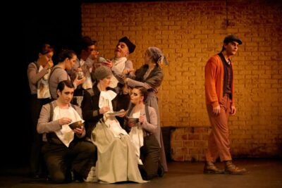que papel juega el escenario en el realismo teatral
