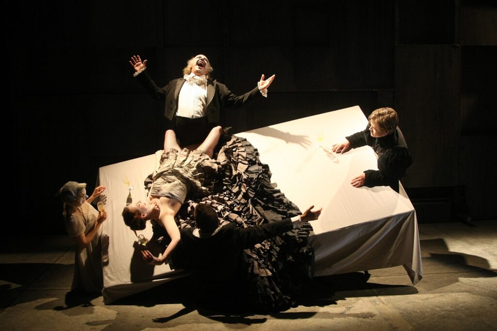 Qué papel jugaba la improvisación en el teatro antiguo 6 que papel jugaba la improvisacion en el teatro antiguo