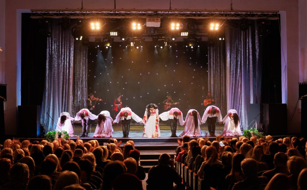 que papel tienen las artes visuales en el teatro
