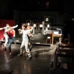 que rasgos distintivos tiene el teatro postdramatico