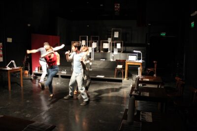 que rasgos distintivos tiene el teatro postdramatico