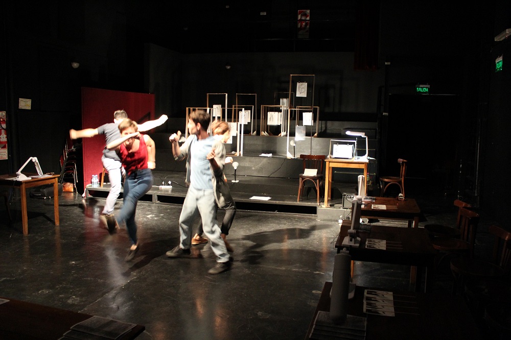Qué rasgos distintivos tiene el teatro postdramático 7 que rasgos distintivos tiene el teatro postdramatico