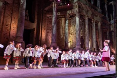 que se sabe de la escenografia en el teatro romano